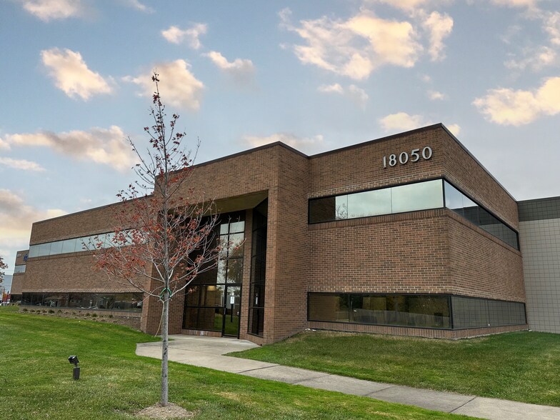 18070 15 Mile Rd, Fraser, MI à louer - Photo de l’immeuble – Image 1 sur 1