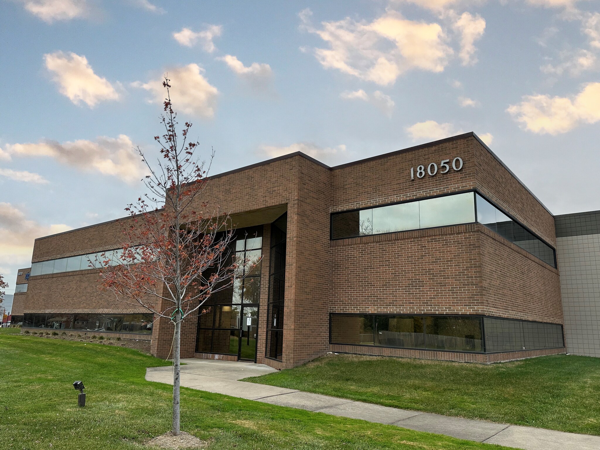 18070 15 Mile Rd, Fraser, MI à louer Photo de l’immeuble– Image 1 sur 2