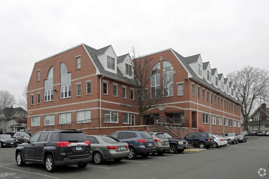 3180 Main St, Bridgeport, CT à louer - Photo de l’immeuble – Image 3 sur 14