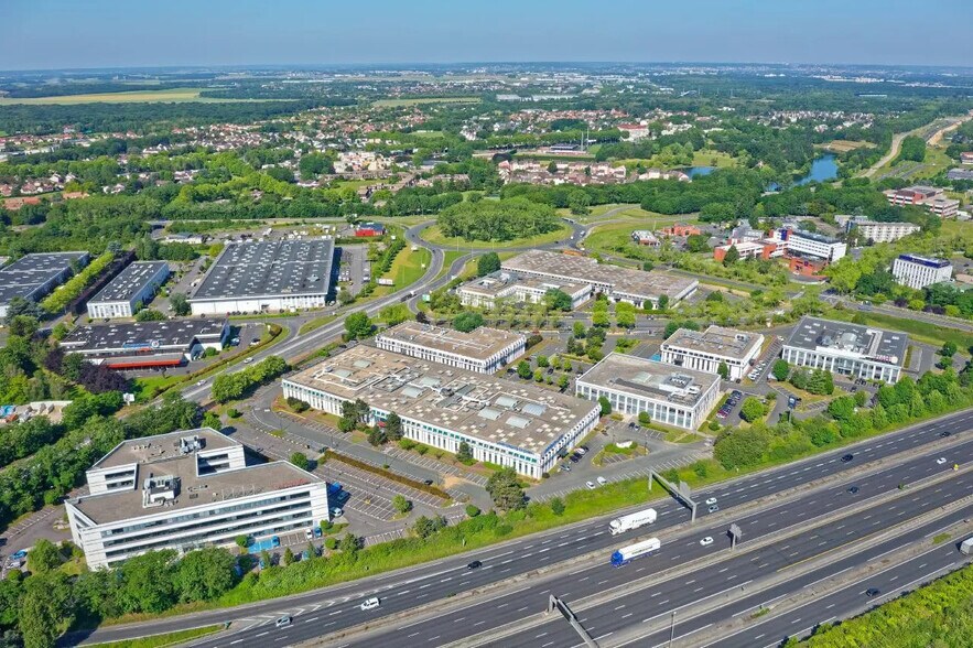 Local d’activités dans COURCOURONNES à louer - Photo de l’immeuble – Image 1 sur 9