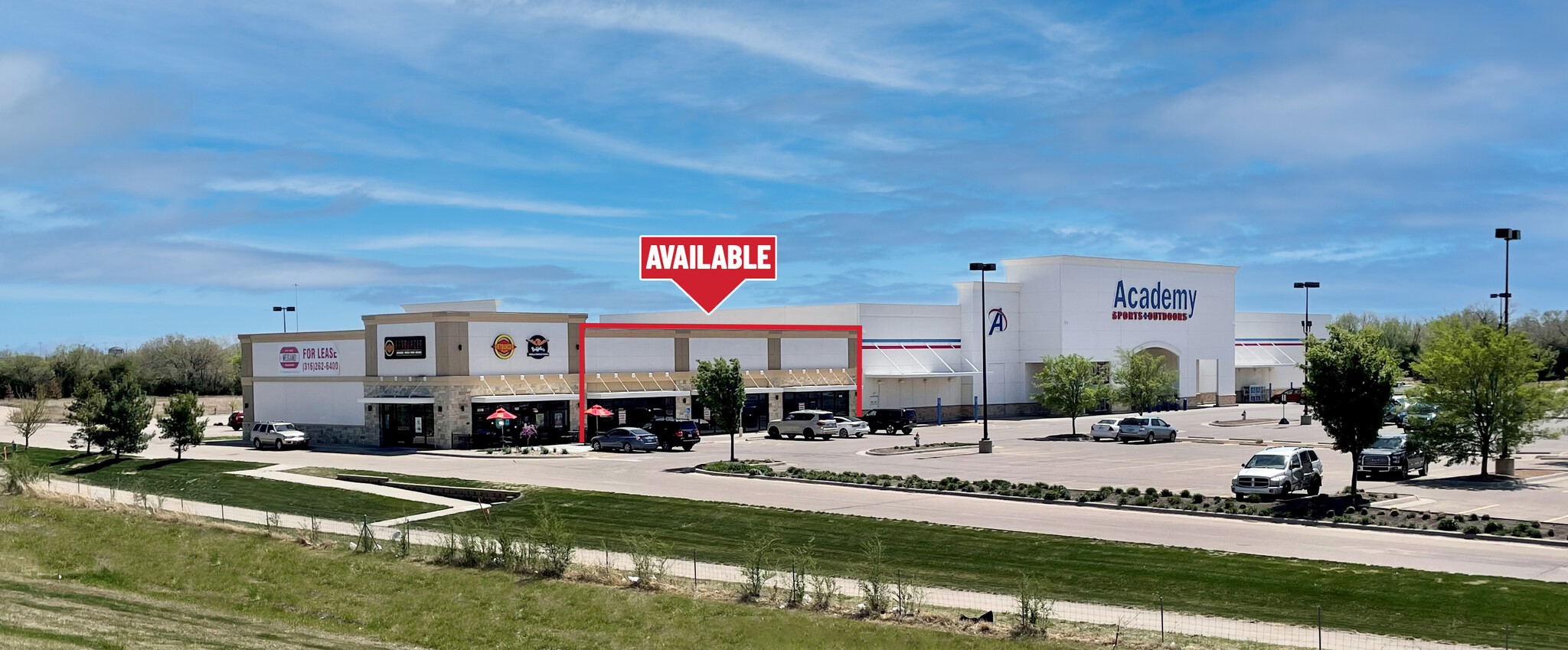 2556 N Greenwich Rd, Wichita, KS à louer Photo de l’immeuble– Image 1 sur 7