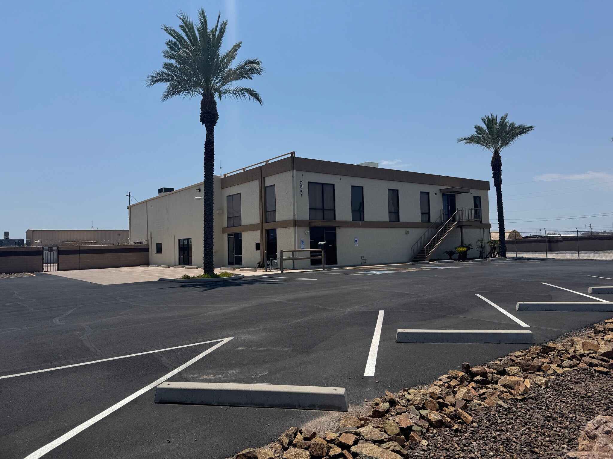 2041 W Adobe Dr, Phoenix, AZ à louer Photo de l’immeuble– Image 1 sur 6