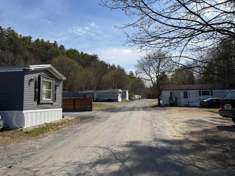 384 Lake Ave, Lake Luzerne, NY à vendre - Photo de l’immeuble – Image 3 sur 7