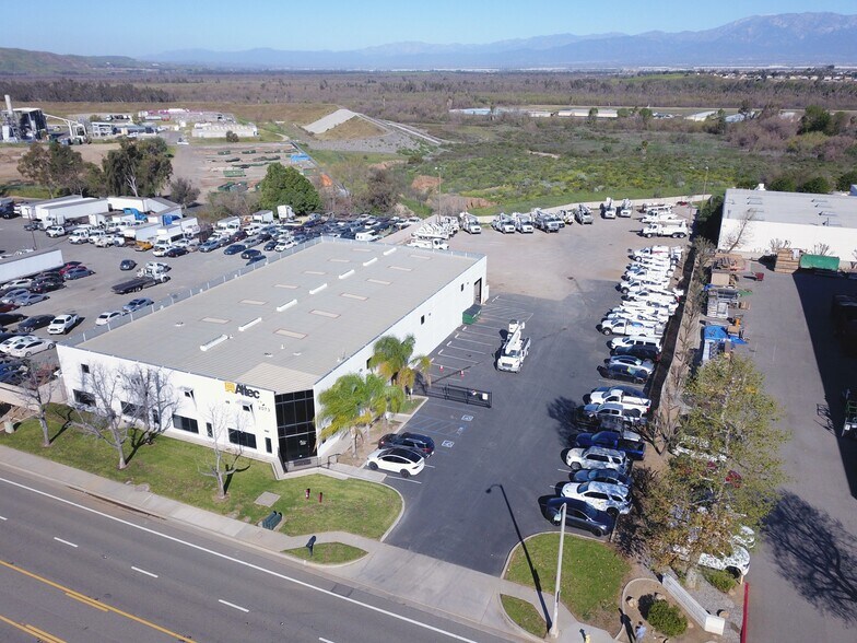 2073 Railroad St, Corona, CA à louer - Photo de l’immeuble – Image 3 sur 5