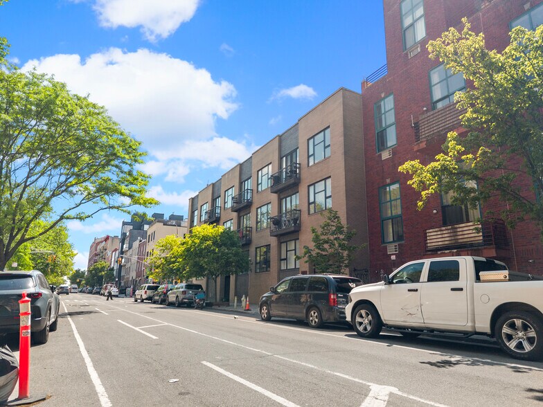 180 Scholes St, Brooklyn, NY à vendre - Photo de l’immeuble – Image 2 sur 15
