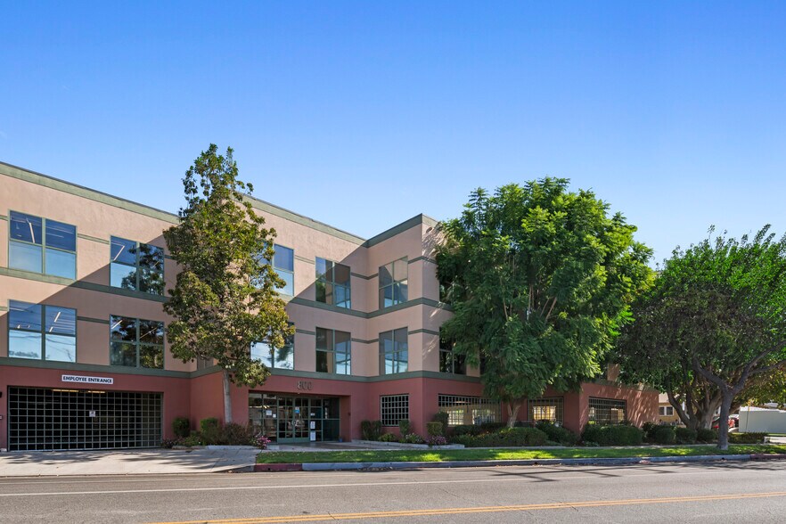 800 S Main St, Burbank, CA à louer - Photo de l’immeuble – Image 1 sur 6