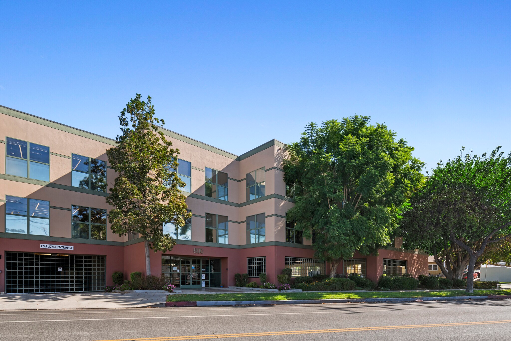 800 S Main St, Burbank, CA à louer Photo de l’immeuble– Image 1 sur 7