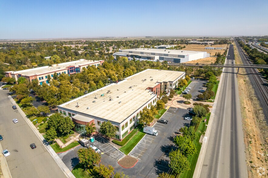 202 Cousteau Pl, Davis, CA à louer - Aérien – Image 3 sur 12