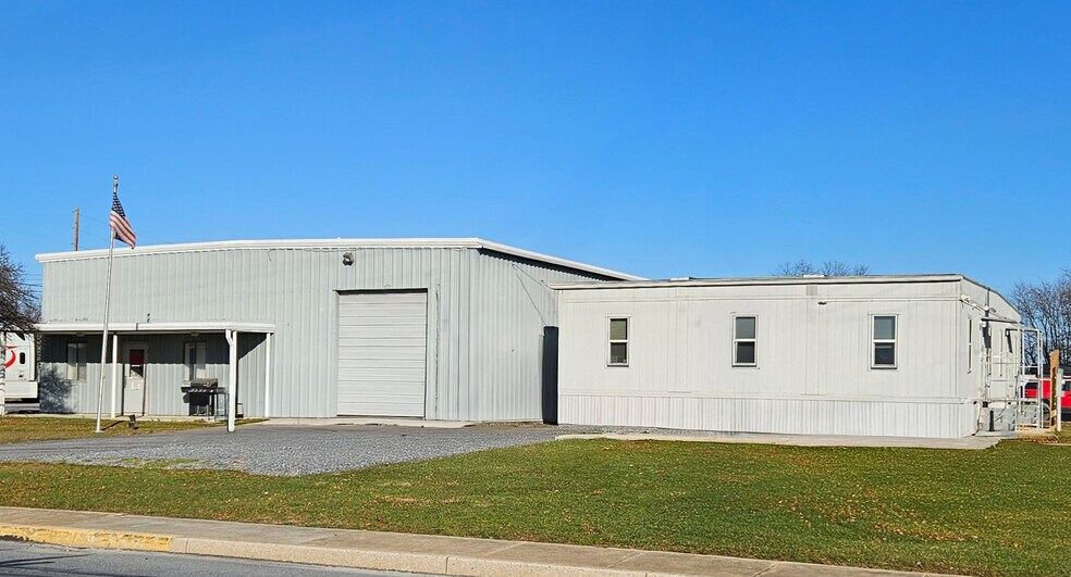 1607 Industrial Dr, Carlisle, PA à louer - Photo de l’immeuble – Image 1 sur 9