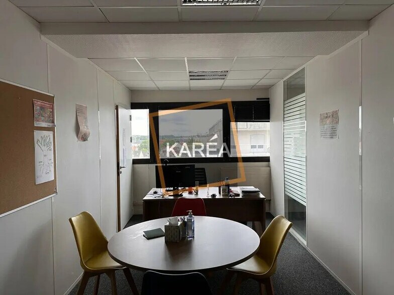 Bureau dans Mareuil-lès-Meaux à vendre - Photo de l’immeuble – Image 2 sur 10