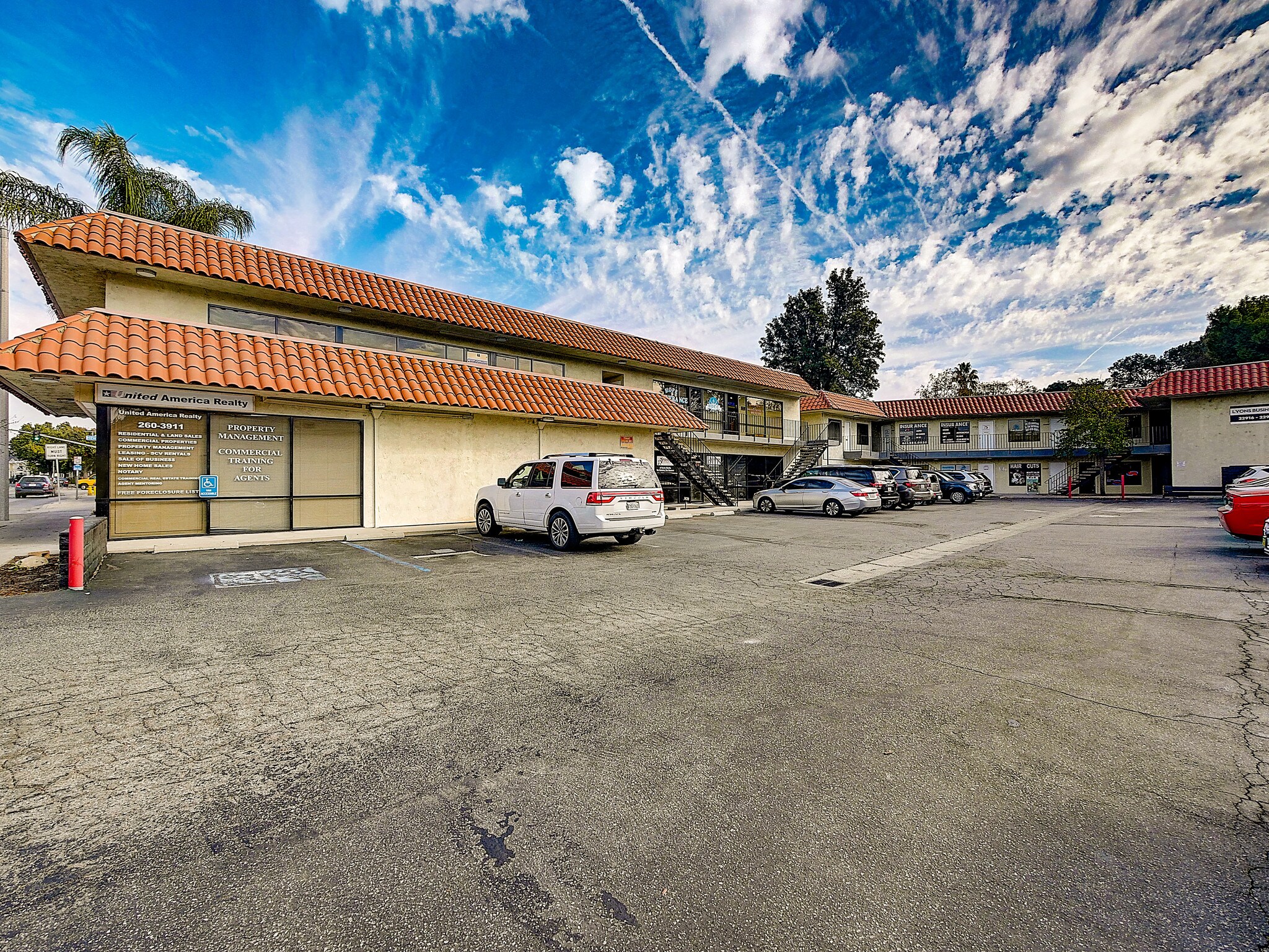 22916 Lyons Ave, Santa Clarita, CA à louer Photo principale– Image 1 sur 35