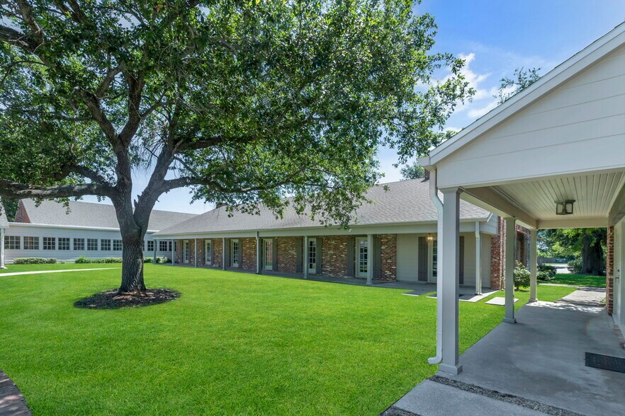 1628 Ryan St, Lake Charles, LA à louer - Photo de l’immeuble – Image 1 sur 15