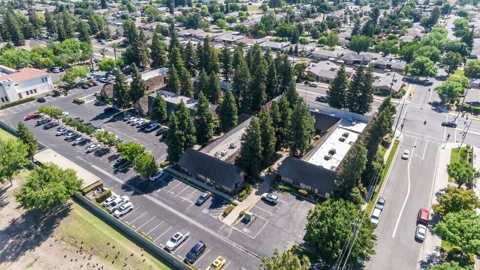 6215 N Fresno St, Fresno, CA à louer - Photo de l’immeuble – Image 3 sur 29