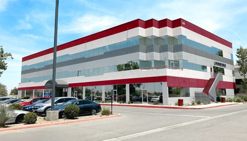 1529 E Palmdale Blvd, Palmdale, CA à louer - Photo principale – Image 1 sur 9
