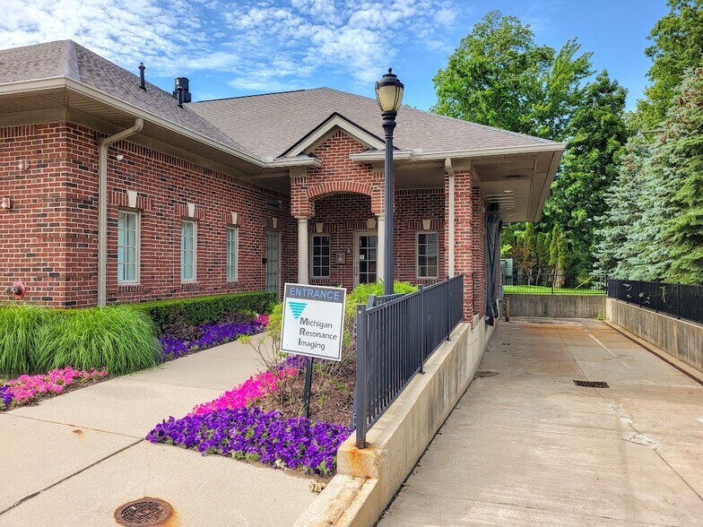 43650 Garfield Rd, Clinton Township, MI à louer - Photo de l’immeuble – Image 1 sur 16