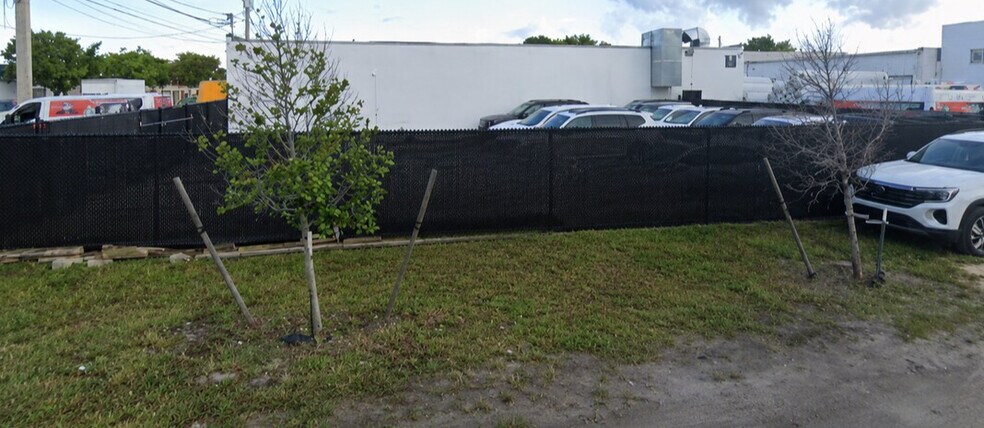204 NW 3rd Ave, Hallandale Beach, FL à louer - Photo de l’immeuble – Image 2 sur 2