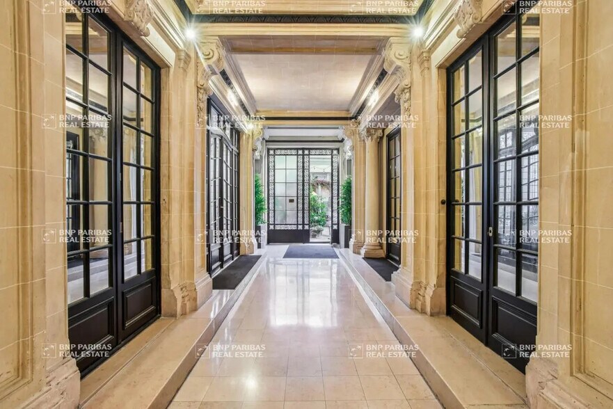 112-114 Rue La Boétie, Paris à louer - Photo de l’immeuble – Image 2 sur 15