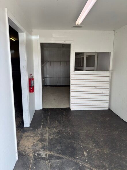 18210 Paulson Dr, Port Charlotte, FL à louer - Photo de l’immeuble – Image 2 sur 5