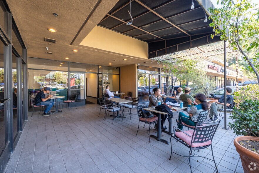 3535 Cahuenga Blvd W, Studio City, CA à louer - Hall d’entrée – Image 3 sur 17