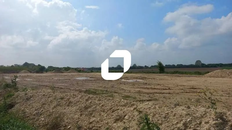 Terrain dans Le Plessis-Belleville à louer - Photo de l’immeuble – Image 2 sur 2