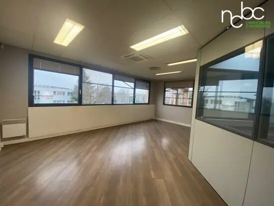 Local d'activités dans Bron à vendre - Photo de l’immeuble – Image 2 sur 11