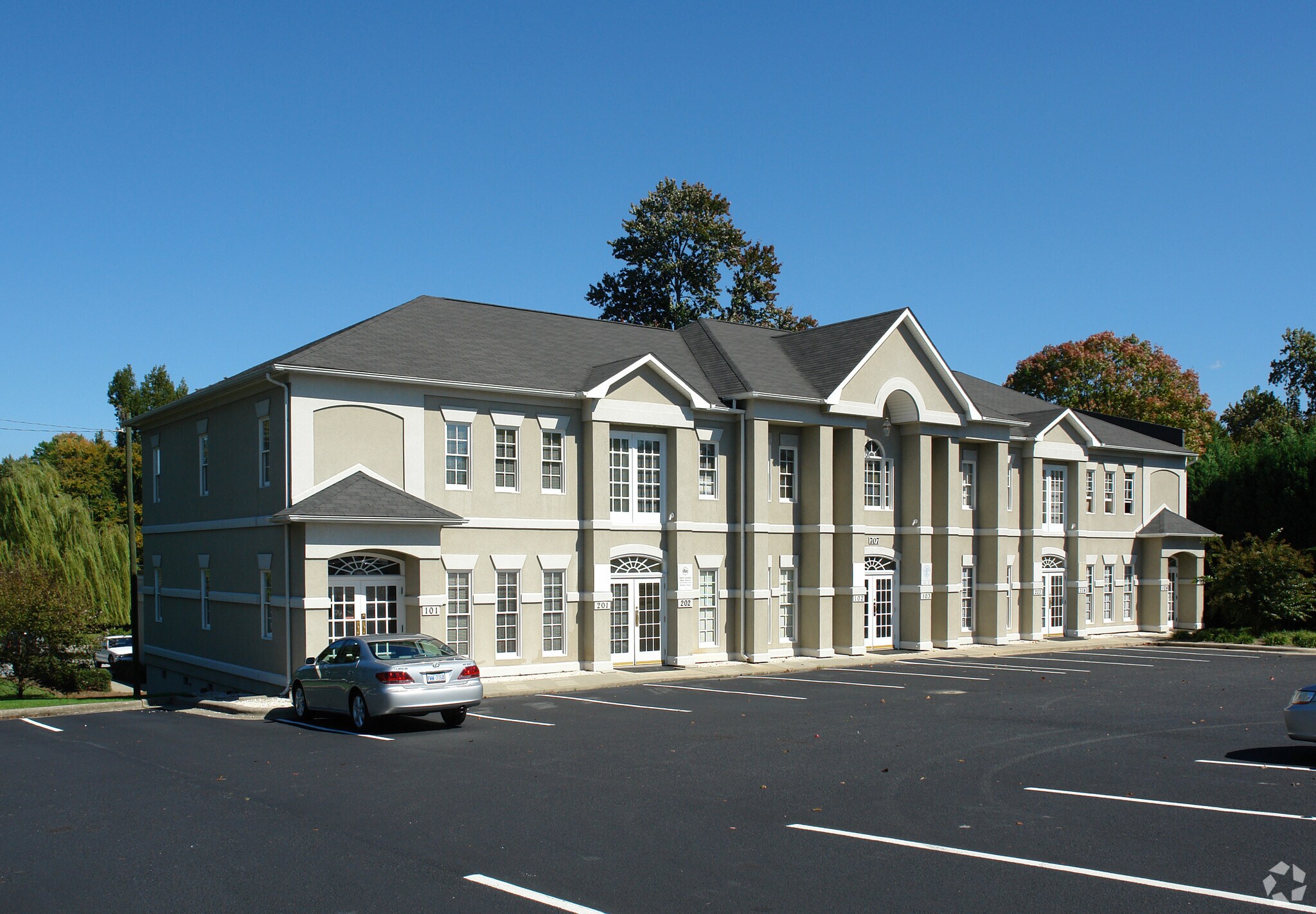 707 Westchester Dr, High Point, NC à louer Photo principale– Image 1 sur 7