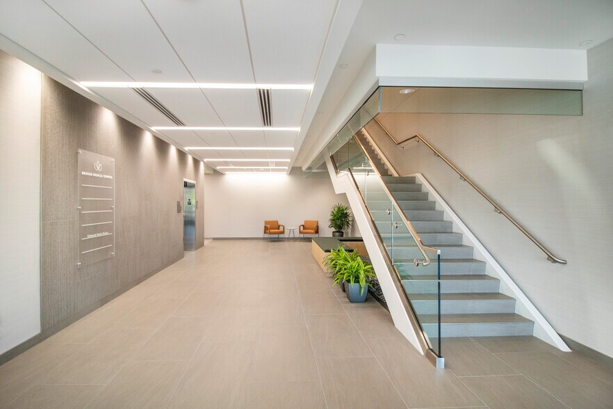 800 N Mayfair Rd, Wauwatosa, WI à louer - Hall d’entrée – Image 2 sur 4