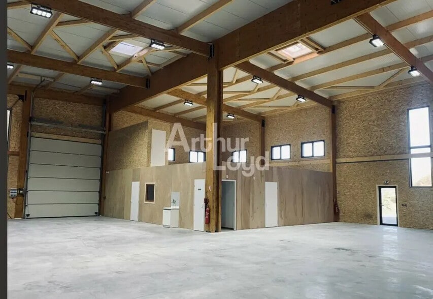 Local d’activités dans Allonzier-la-Caille à louer - Photo de l’immeuble – Image 1 sur 11