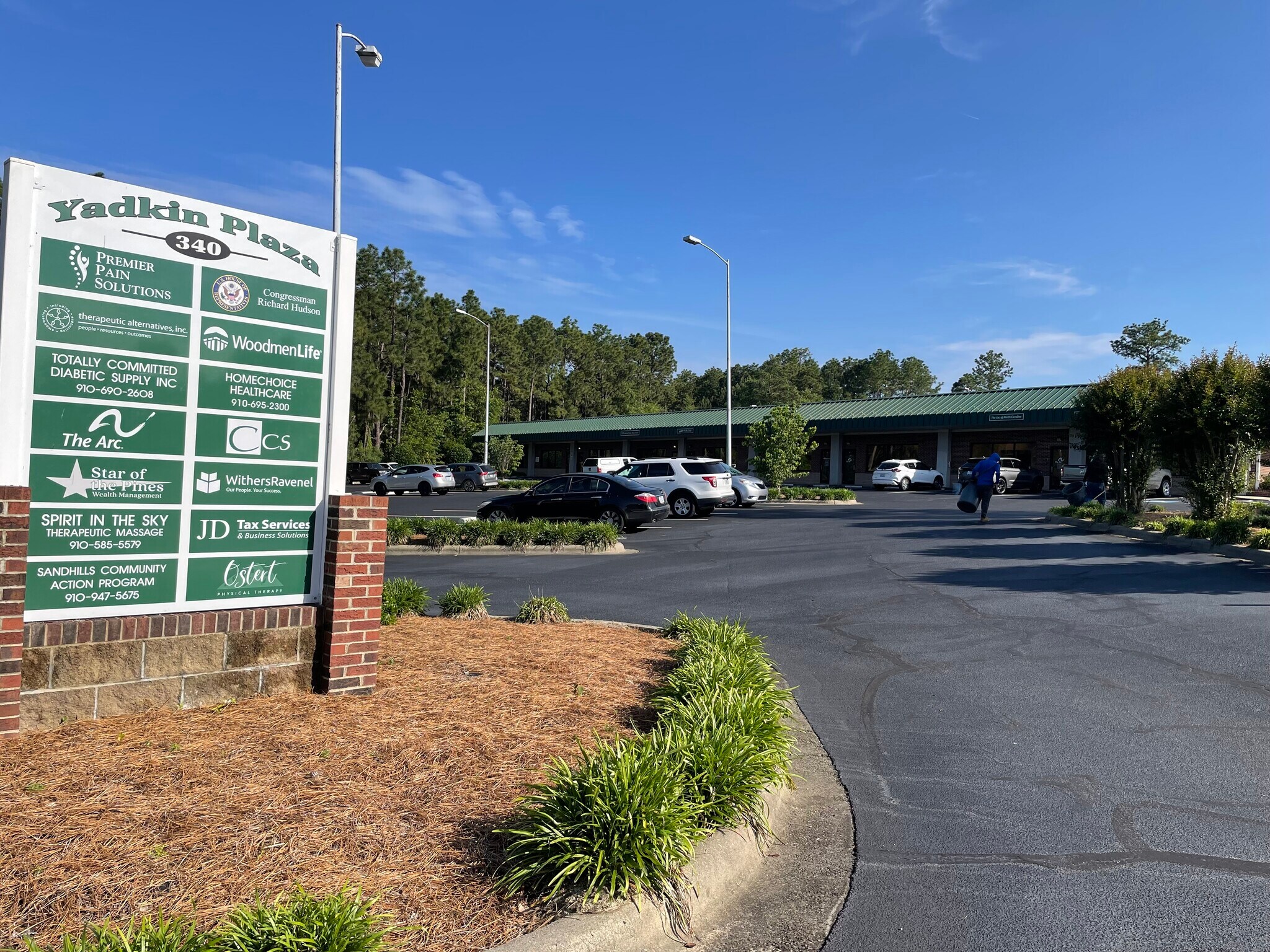 340 Commerce Ave, Southern Pines, NC à louer Photo principale– Image 1 sur 8