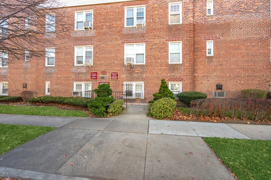 200 N Village Ave, Rockville Centre, NY à vendre - Photo de l’immeuble – Image 3 sur 18