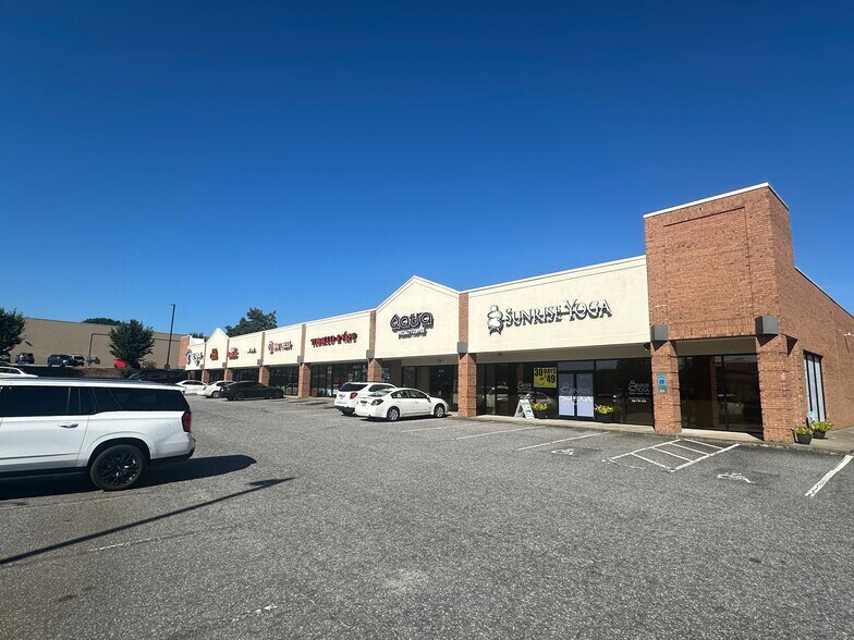 6311 Stadium Dr, Clemmons, NC à louer - Photo de l’immeuble – Image 2 sur 3