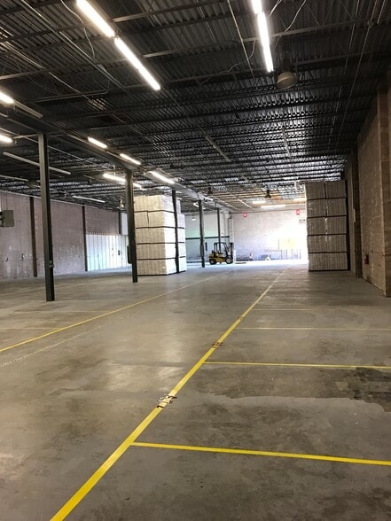 770 S Railroad Ave, West Babylon, NY à vendre - Photo intérieure – Image 1 sur 10