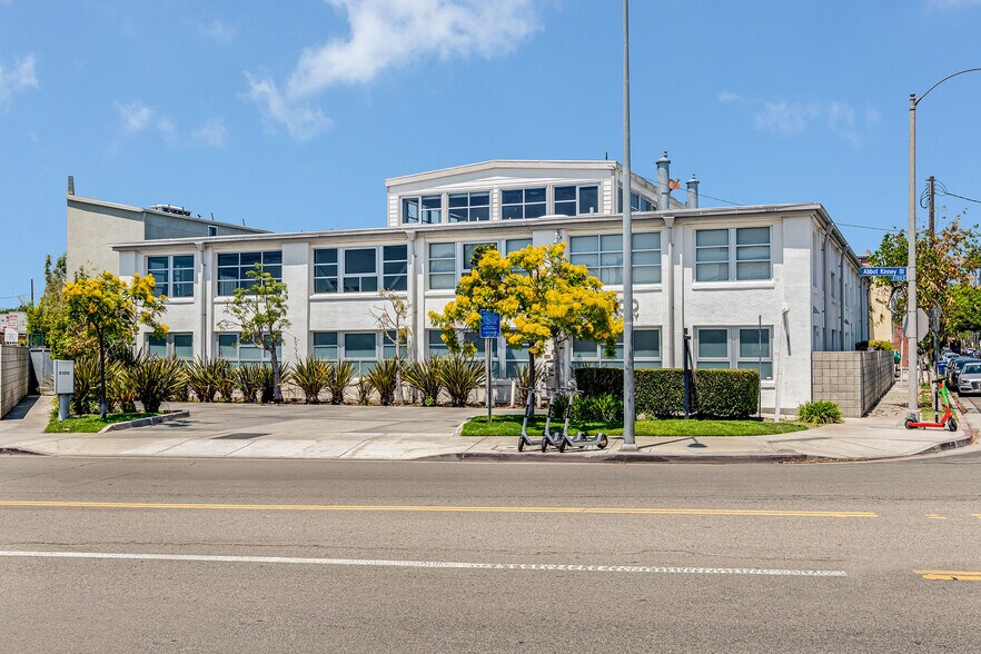 2100 Abbot Kinney Blvd, Venice, CA à louer - Photo de l’immeuble – Image 1 sur 41