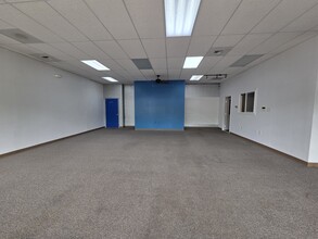 5245-5251 Commercial St SE, Salem, OR à louer Photo intérieure– Image 2 sur 11