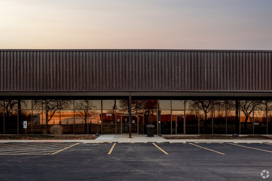 1700-1750 Harvester Rd, West Chicago, IL à louer - Photo de l’immeuble – Image 3 sur 6
