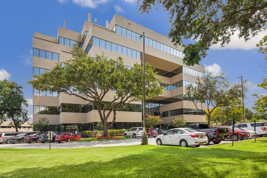 2825 Wilcrest Dr, Houston, TX à louer - Photo de l’immeuble – Image 2 sur 7