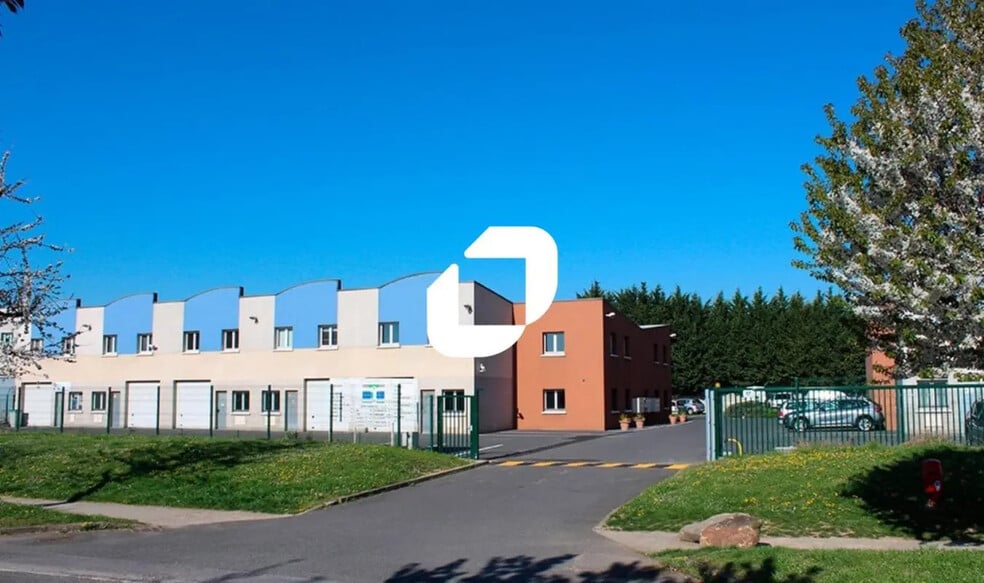 Local d’activités dans Savigny-le-Temple à louer - Photo de l’immeuble – Image 1 sur 1