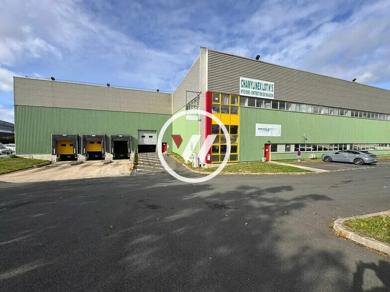 Local d’activités dans Stains à louer - Photo de l’immeuble – Image 3 sur 12