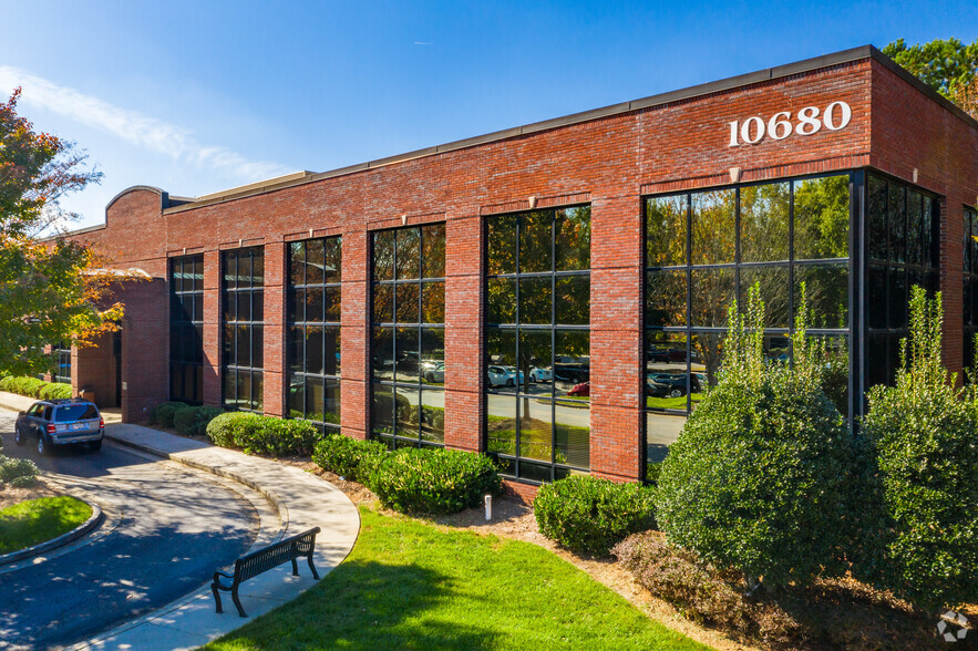 10680 Medlock Bridge Rd, Duluth, GA à louer - Photo de l’immeuble – Image 3 sur 10