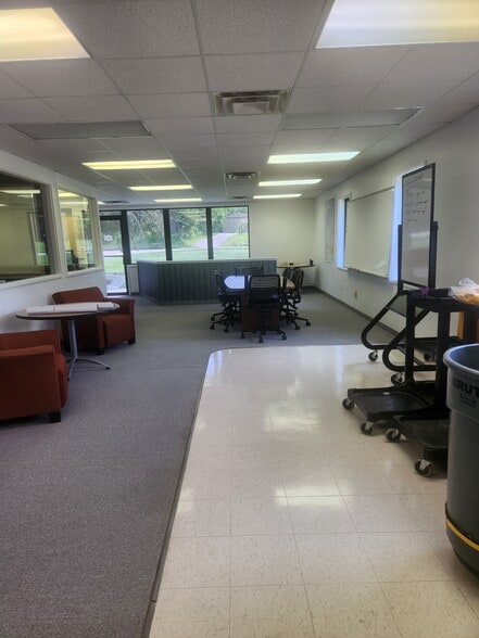 3364 S Center Rd, Burton, MI à louer - Photo intérieure – Image 3 sur 6
