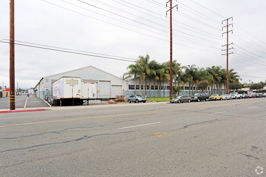 551-583 N Batavia St, Orange, CA à louer - Photo de l’immeuble – Image 3 sur 4