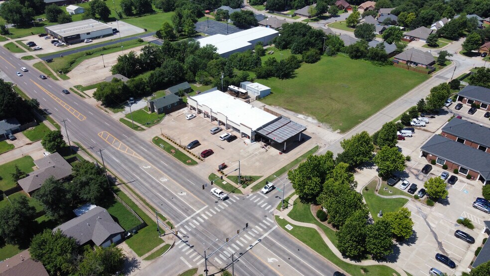 707 S Kelly Ave, Edmond, OK à vendre - Aérien – Image 2 sur 5