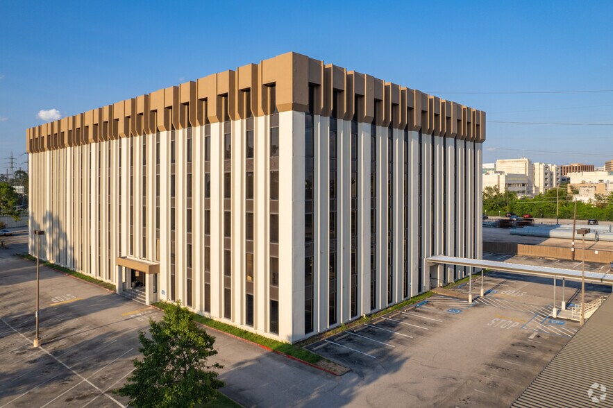 1919 N Loop W, Houston, TX à louer - Photo de l’immeuble – Image 3 sur 20
