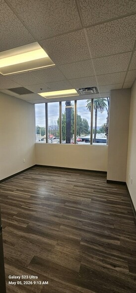 18040 Sherman Way, Reseda, CA à louer - Photo de l’immeuble – Image 3 sur 15