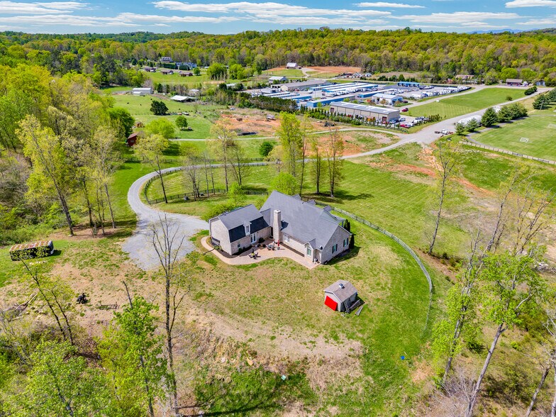 35 Acre Family Compound portefeuille de 1 biens à vendre sur LoopNet.fr - Photo de l’immeuble – Image 2 sur 24