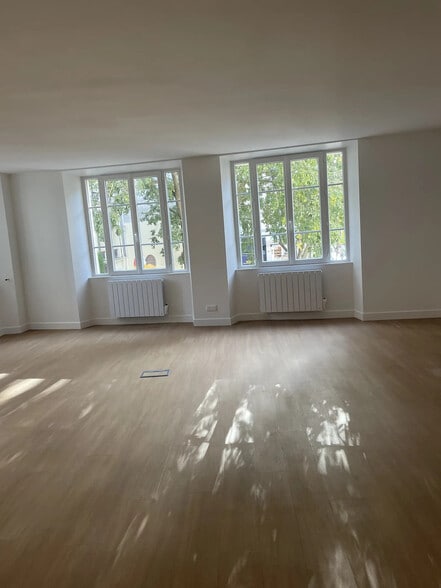 8 Place Sainte-Opportune, Paris à louer - Photo de l’immeuble – Image 1 sur 3