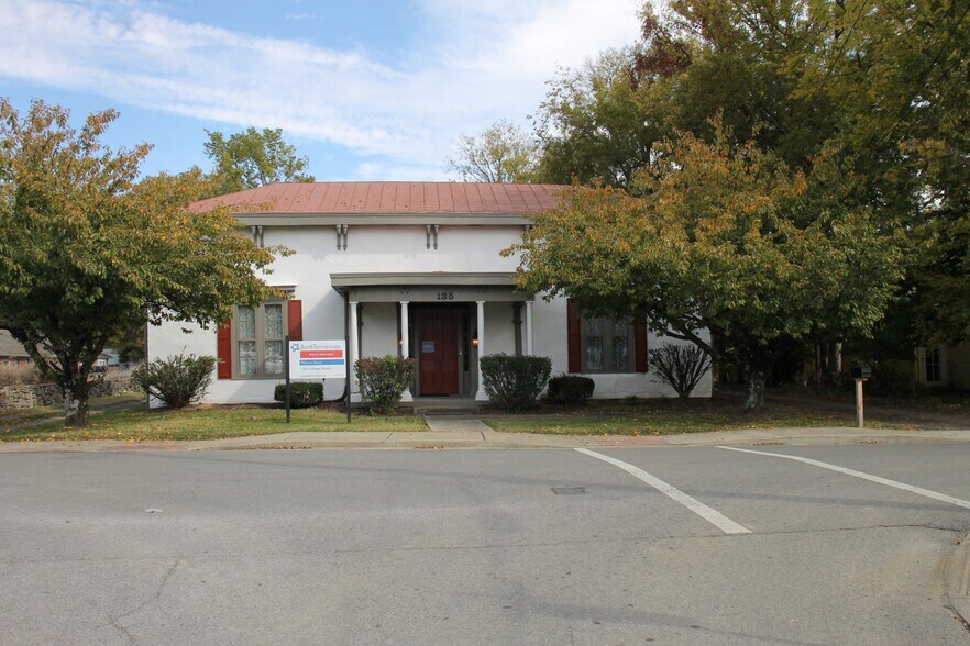135 College St, Gallatin, TN à louer - Photo de l’immeuble – Image 1 sur 16