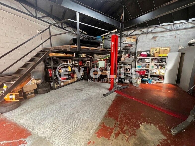 Local d'activités dans Evry Courcouronnes à vendre - Photo de l’immeuble – Image 3 sur 8