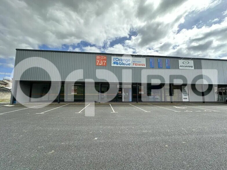 Local commercial dans Lavault-Sainte-Anne à louer - Photo de l’immeuble – Image 1 sur 12