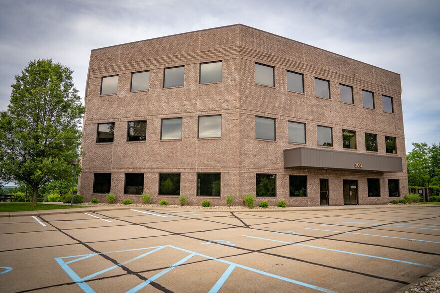 300 Star Ave, Parkersburg, WV à louer - Photo de l’immeuble – Image 3 sur 7